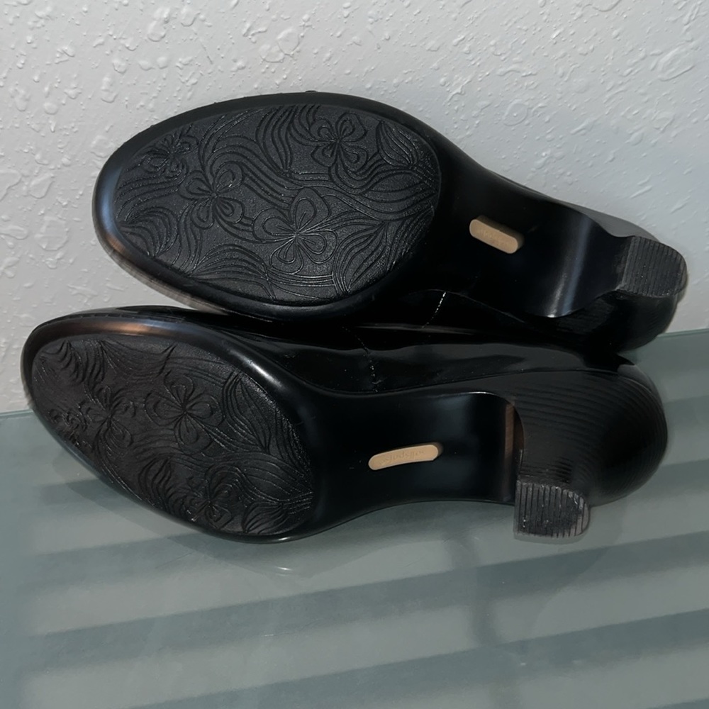 Softspots Black Patent Low Heel Pumps - Picture 7 of 8